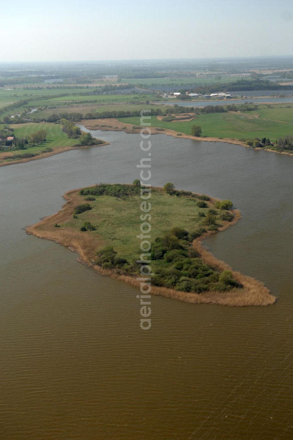 Aerial image Brandenburg - Blick auf die Insel Buhnenwerder im Beetzsee. Der See gehört zu den Brandenburger Havelseen und liegt im Naturschutzgebiet Buhnenwerder-Wusterau. Die unbewohnte Insel hat eine Fläche von 32 ha und ist durch das Abtauen der Gletscher nach einer Eiszeit entstanden.