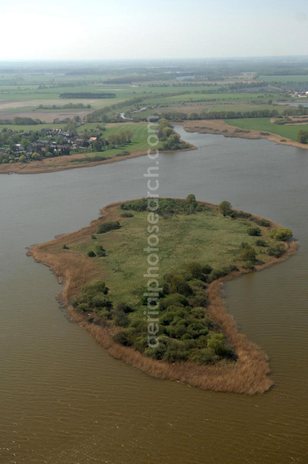 Aerial photograph Brandenburg - Blick auf die Insel Buhnenwerder im Beetzsee. Der See gehört zu den Brandenburger Havelseen und liegt im Naturschutzgebiet Buhnenwerder-Wusterau. Die unbewohnte Insel hat eine Fläche von 32 ha und ist durch das Abtauen der Gletscher nach einer Eiszeit entstanden.