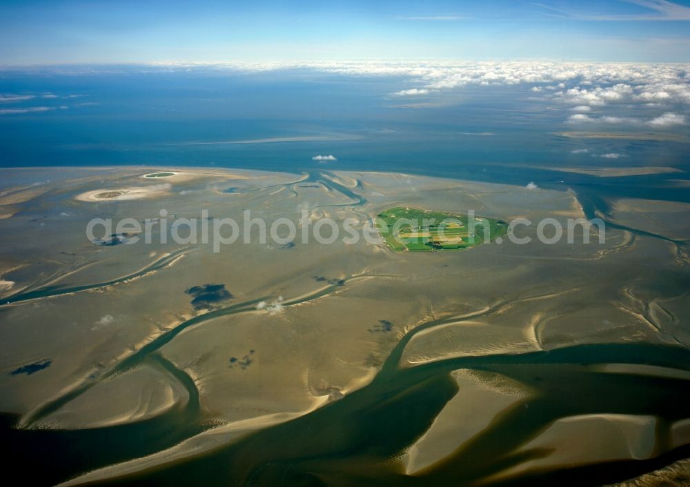 Aerial image Cuxhaven - Neuwerk is an inhabited island in the southeastern part of the German North Sea and in the southwestern part of the Elbe estuary. Politically, the island next to the other islands in the same district of Hamburg Neuwerk. The island as belonging to Hamburg Neuwerk also form the nearby islands and Scharhörn Nigehörn a bird sanctuary