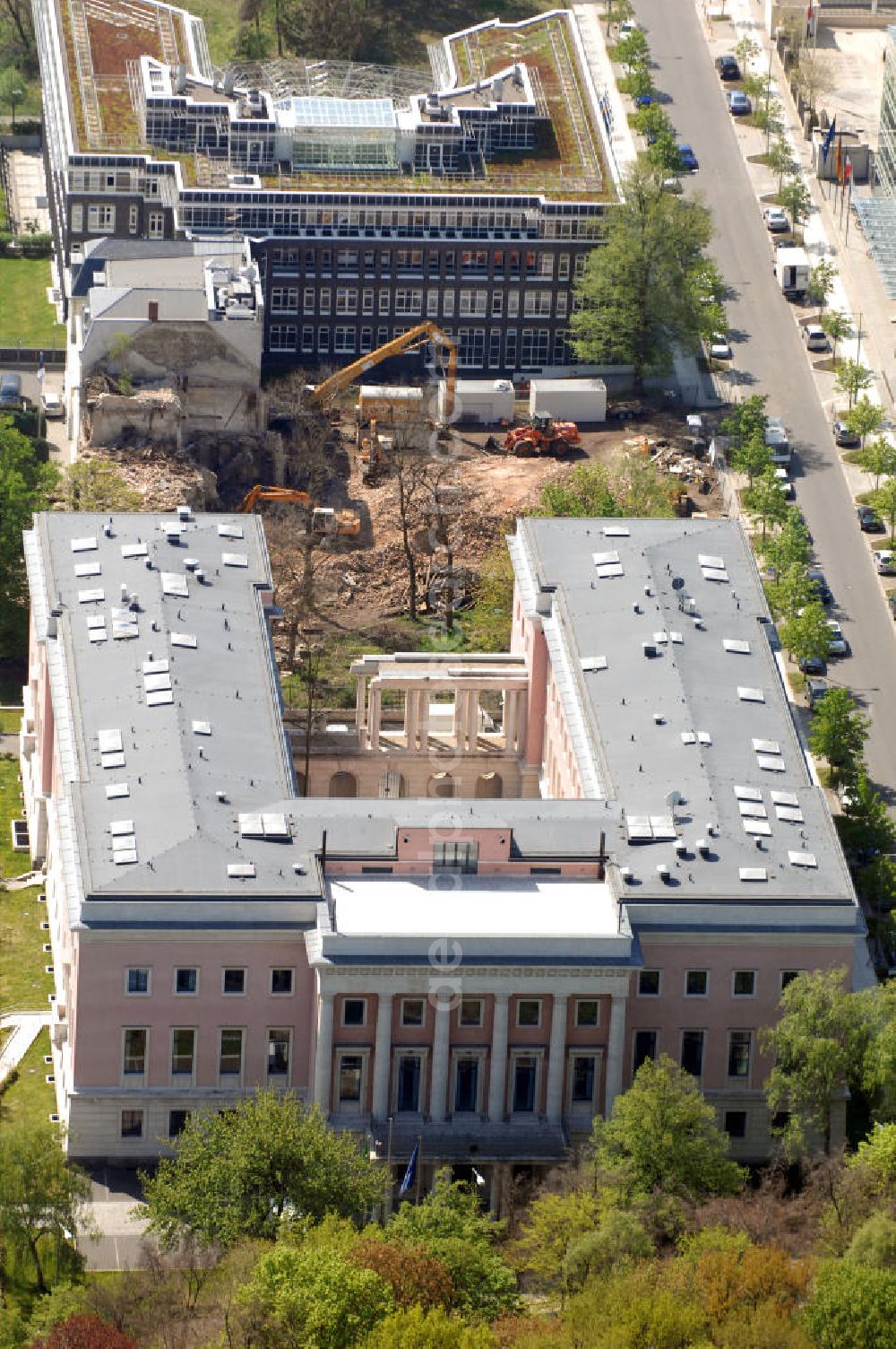 Aerial image Berlin - Blick auf die Italienische Botschaft in der Hiroshimastraße 1 in Berlin-Mitte. Im Hintergrund sind die Botschaft von Estland, die Friedrich-Ebert-Stiftung und die Baustelle der zukünftigen Griechischen Botschaft zu sehen. View to the italian embassy in the Hiroshimastraße 1 in Berlin-Mitte. In the background are the embassy from Estonia, the Friedrich-Ebert-foundation and the planning area for the embassy of Greece.