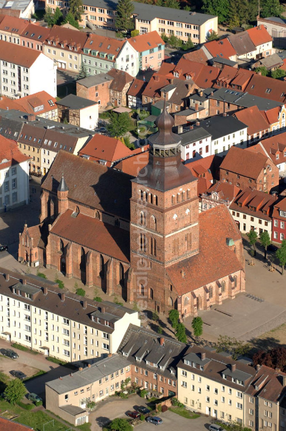 Malchin from above - Blick auf die St. Johanneskirche. Sie wurde im 14. Jahrhundert als Ersatz für den zuvor abgebrannten Erstbau, in der für Norddeutschland typischen Backsteingotik gebaut. Der begehbare Turm ist 67 m hoch und befindet sich in der Nordwestecke des Gebäudes. Die Kirche gehört zur Evangelisch-Lutherischen Landeskirche Mecklenburgs. Kontakt: St. Johanniskirche, Am Markt, 17139 Malchin, Tel. 03994 / 640111