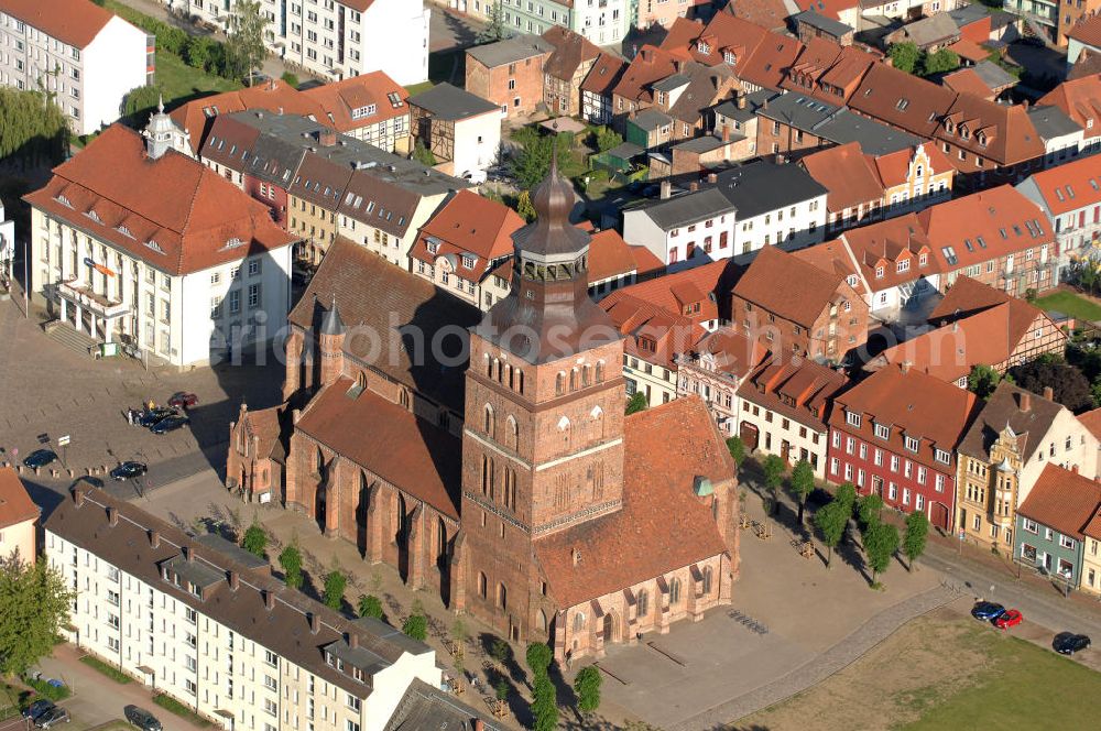 Malchin from the bird's eye view: Blick auf die St. Johanneskirche. Sie wurde im 14. Jahrhundert als Ersatz für den zuvor abgebrannten Erstbau, in der für Norddeutschland typischen Backsteingotik gebaut. Der begehbare Turm ist 67 m hoch und befindet sich in der Nordwestecke des Gebäudes. Die Kirche gehört zur Evangelisch-Lutherischen Landeskirche Mecklenburgs. Kontakt: St. Johanniskirche, Am Markt, 17139 Malchin, Tel. 03994 / 640111