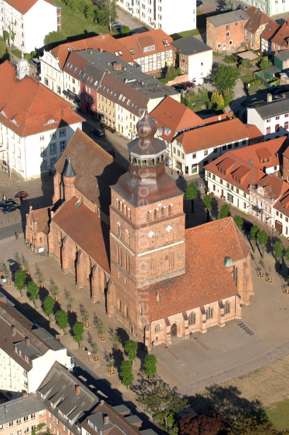 Aerial image Malchin - Blick auf die St. Johanneskirche. Sie wurde im 14. Jahrhundert als Ersatz für den zuvor abgebrannten Erstbau, in der für Norddeutschland typischen Backsteingotik gebaut. Der begehbare Turm ist 67 m hoch und befindet sich in der Nordwestecke des Gebäudes. Die Kirche gehört zur Evangelisch-Lutherischen Landeskirche Mecklenburgs. Kontakt: St. Johanniskirche, Am Markt, 17139 Malchin, Tel. 03994 / 640111