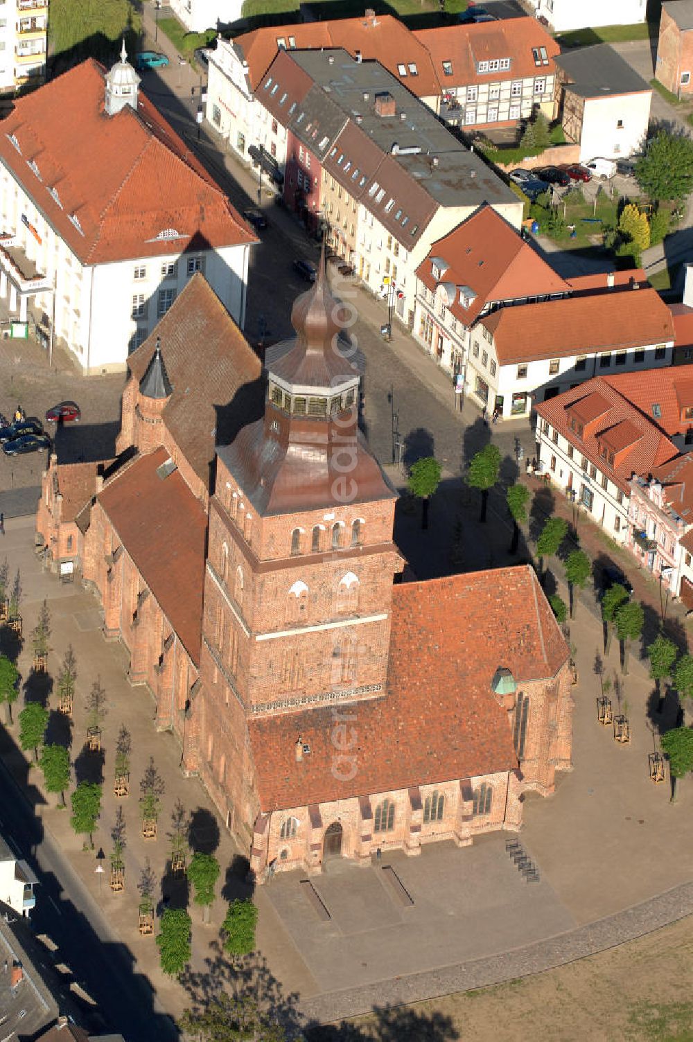 Aerial photograph Malchin - Blick auf die St. Johanneskirche. Sie wurde im 14. Jahrhundert als Ersatz für den zuvor abgebrannten Erstbau, in der für Norddeutschland typischen Backsteingotik gebaut. Der begehbare Turm ist 67 m hoch und befindet sich in der Nordwestecke des Gebäudes. Die Kirche gehört zur Evangelisch-Lutherischen Landeskirche Mecklenburgs. Kontakt: St. Johanniskirche, Am Markt, 17139 Malchin, Tel. 03994 / 640111