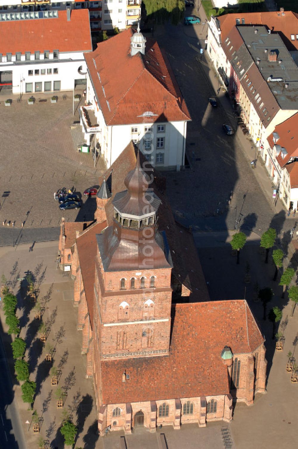 Malchin from above - Blick auf die St. Johanneskirche. Sie wurde im 14. Jahrhundert als Ersatz für den zuvor abgebrannten Erstbau, in der für Norddeutschland typischen Backsteingotik gebaut. Der begehbare Turm ist 67 m hoch und befindet sich in der Nordwestecke des Gebäudes. Die Kirche gehört zur Evangelisch-Lutherischen Landeskirche Mecklenburgs. Kontakt: St. Johanniskirche, Am Markt, 17139 Malchin, Tel. 03994 / 640111