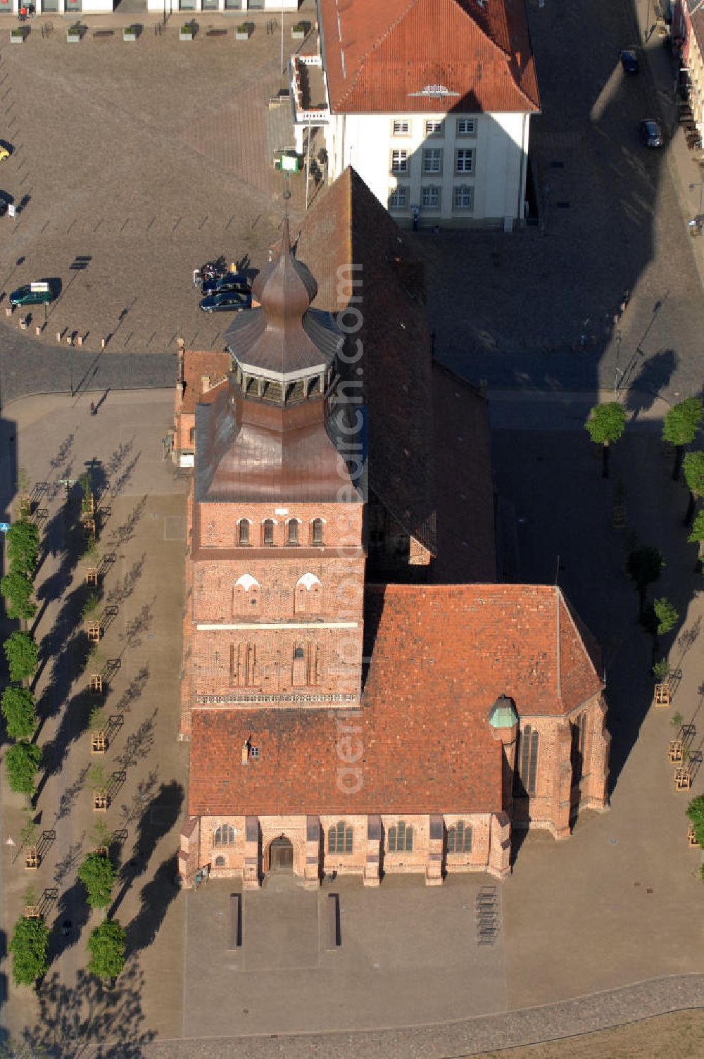 Malchin from the bird's eye view: Blick auf die St. Johanneskirche. Sie wurde im 14. Jahrhundert als Ersatz für den zuvor abgebrannten Erstbau, in der für Norddeutschland typischen Backsteingotik gebaut. Der begehbare Turm ist 67 m hoch und befindet sich in der Nordwestecke des Gebäudes. Die Kirche gehört zur Evangelisch-Lutherischen Landeskirche Mecklenburgs. Kontakt: St. Johanniskirche, Am Markt, 17139 Malchin, Tel. 03994 / 640111