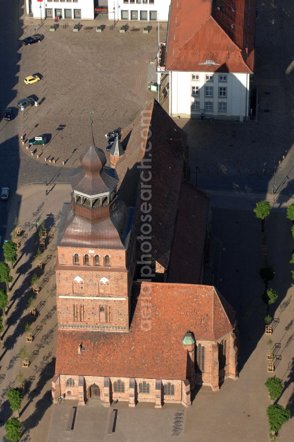 Aerial image Malchin - Blick auf die St. Johanneskirche. Sie wurde im 14. Jahrhundert als Ersatz für den zuvor abgebrannten Erstbau, in der für Norddeutschland typischen Backsteingotik gebaut. Der begehbare Turm ist 67 m hoch und befindet sich in der Nordwestecke des Gebäudes. Die Kirche gehört zur Evangelisch-Lutherischen Landeskirche Mecklenburgs. Kontakt: St. Johanniskirche, Am Markt, 17139 Malchin, Tel. 03994 / 640111