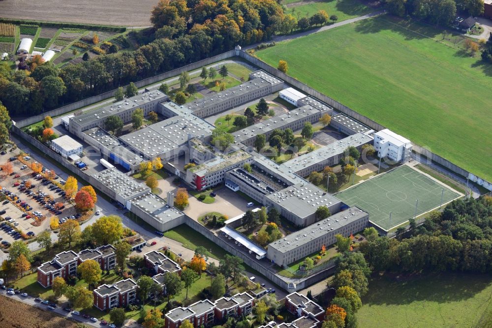 Brackwede from the bird's eye view: The prison Bielefeld-Brackwede is an institution of closed execution for men and women in Bielefeld-Brackwede. The Institute is located in the district Ummeln in Bielefeld in Detmold in the northeast of North Rhine-Westphalia