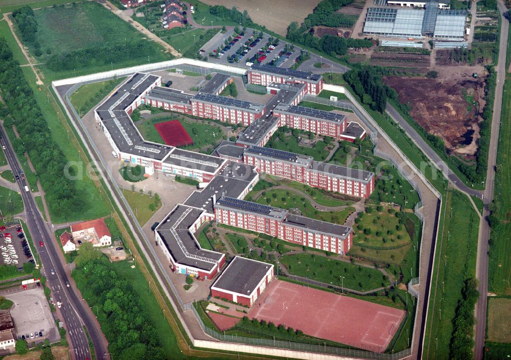 Aachen from the bird's eye view: Die Justizvollzugsanstalt (JVA) Aachen wurde zwischen 1990 und 1994 als Ersatz für das alte Gefängnis am Adalbertsteinweg neu erbaut. Die Einweihung des 106 Millionen DM teuren Komplexes erfolgte am 25. April 1995. 2001 war bereits eine Erweiterung der Gebäude nötig. Dadurch konnten dann 2004 die Insassen der alten JVA in die neue Anstalt umziehen. Im gleichen Jahr wurden die alten Gebäude am Adalbertsteinweg abgerissen, um einem neuen Justizzentrum Platz zu machen. Lediglich das denkmalgeschützte Eingangsportal (ehemalige Eingangsschleuse) wurde erhalten und dient jetzt als Zugang zum Justizzentrum.