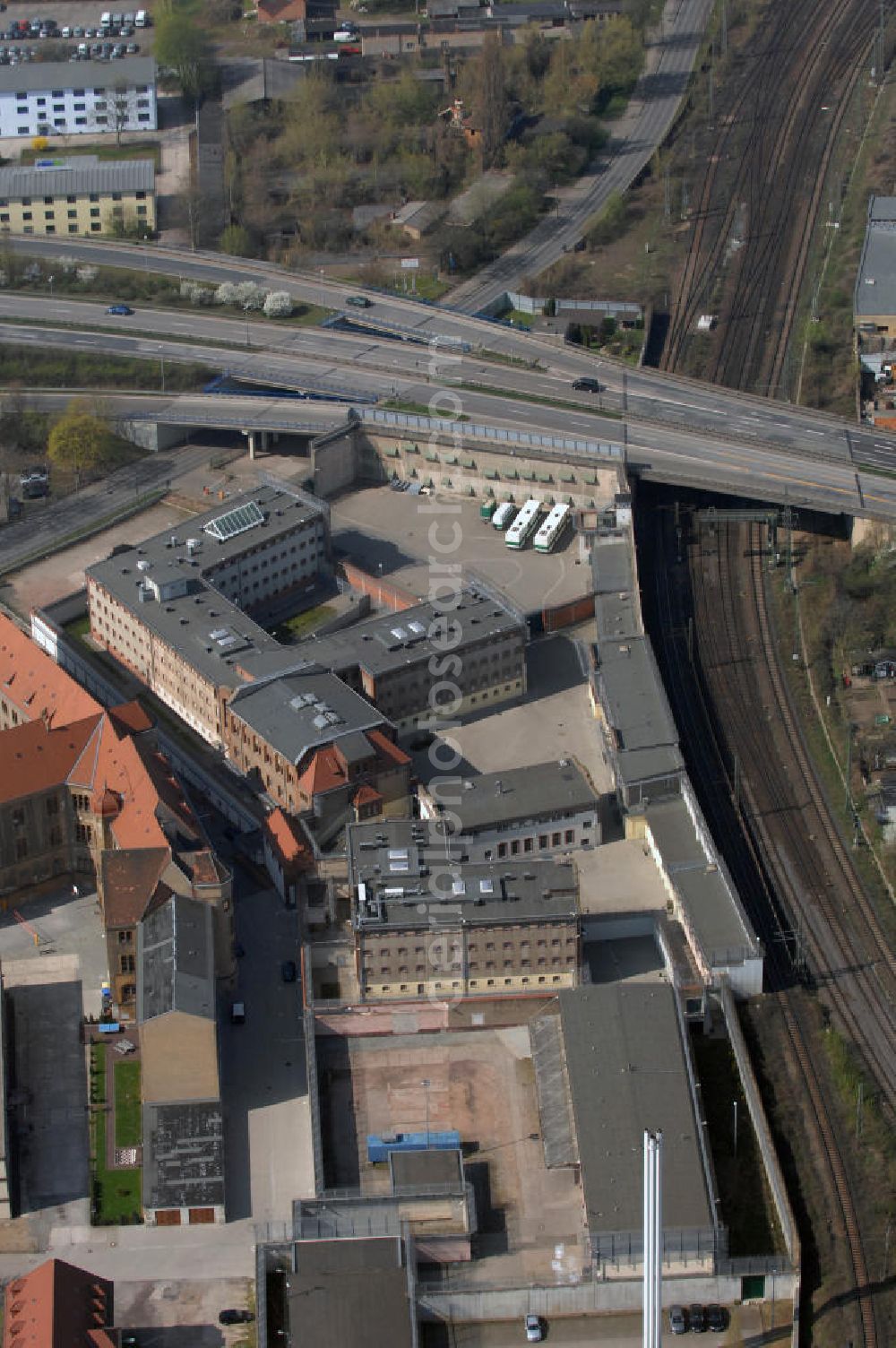 MAGDEBURG from above - Blick auf die Justizvollzugsanstalt (JVA) Magdeburg und das Landgericht Magdeburg. Das Landgericht Magdeburg ist ein Gericht der ordentlichen Gerichtsbarkeit und eines von vier Landgerichten im Bezirk des Oberlandesgerichts Naumburg, dem einzigen Oberlandesgerichtsbezirk des Bundeslandes Sachsen-Anhalt. Es hat seinen Sitz in der Landeshauptstadt Magdeburg. Kontakt: Justizvollzugsanstalt Magdeburg, Halberstädter Str. 8a, 39112 Magdeburg; Postfach 18 61, 39008 Magdeburg, Tel. +49 (0)391 6 06 33 63, Fax +49 (0)391 6 06 34 09; Kontakt Landgericht Magdeburg: Halberstädter Str. 8, 39112 Magdeburg; Postfach 39 11 22, 39135 Magdeburg, Tel. +49 (0)391 606 0, Fax +49 (0)391 606 2069, e-mail: poststelle@lg-md.justiz.sachsen-anhalt.de