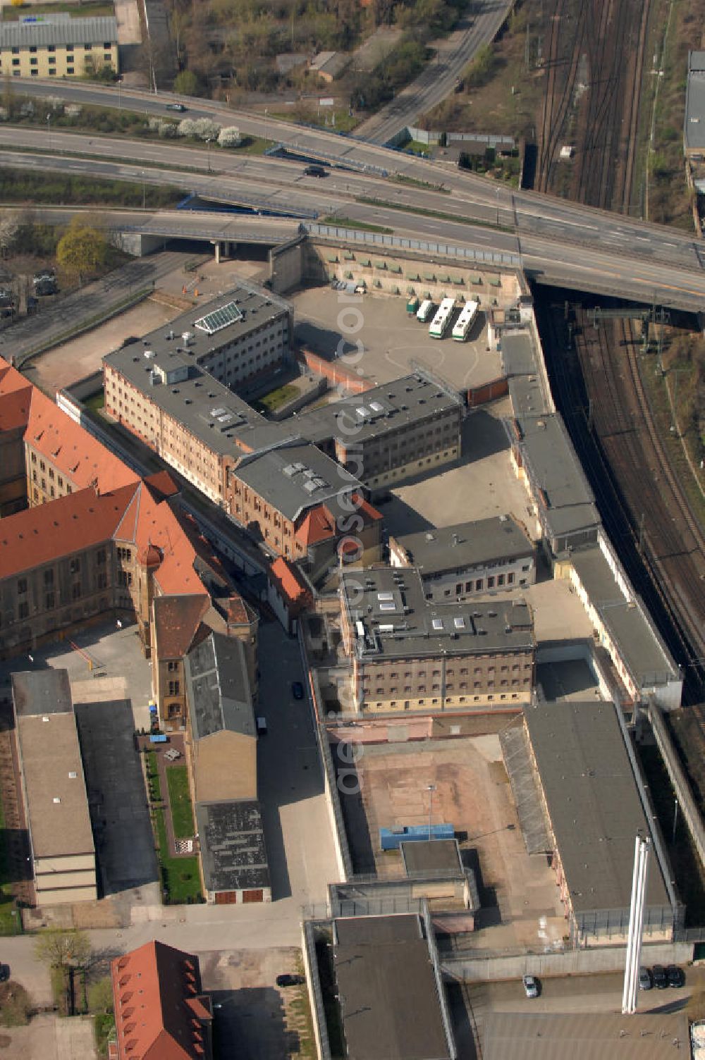 MAGDEBURG from the bird's eye view: Blick auf die Justizvollzugsanstalt (JVA) Magdeburg und das Landgericht Magdeburg. Das Landgericht Magdeburg ist ein Gericht der ordentlichen Gerichtsbarkeit und eines von vier Landgerichten im Bezirk des Oberlandesgerichts Naumburg, dem einzigen Oberlandesgerichtsbezirk des Bundeslandes Sachsen-Anhalt. Es hat seinen Sitz in der Landeshauptstadt Magdeburg. Kontakt: Justizvollzugsanstalt Magdeburg, Halberstädter Str. 8a, 39112 Magdeburg; Postfach 18 61, 39008 Magdeburg, Tel. +49 (0)391 6 06 33 63, Fax +49 (0)391 6 06 34 09; Kontakt Landgericht Magdeburg: Halberstädter Str. 8, 39112 Magdeburg; Postfach 39 11 22, 39135 Magdeburg, Tel. +49 (0)391 606 0, Fax +49 (0)391 606 2069, e-mail: poststelle@lg-md.justiz.sachsen-anhalt.de