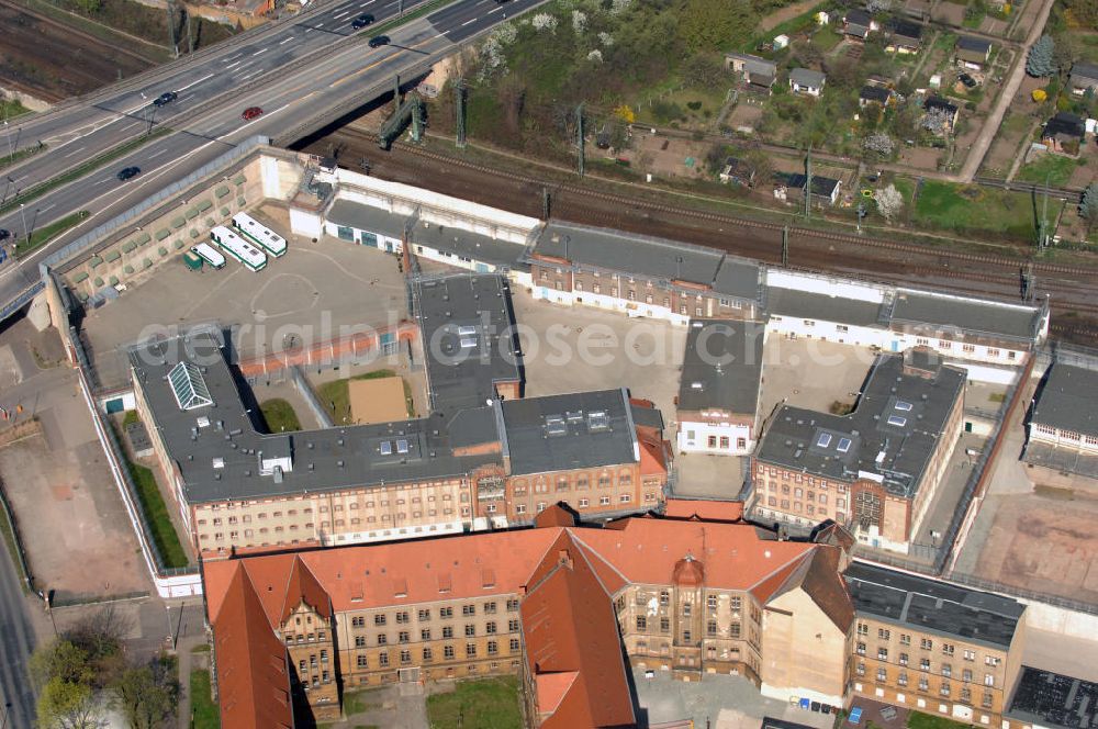 MAGDEBURG from above - Blick auf die Justizvollzugsanstalt (JVA) Magdeburg und das Landgericht Magdeburg. Das Landgericht Magdeburg ist ein Gericht der ordentlichen Gerichtsbarkeit und eines von vier Landgerichten im Bezirk des Oberlandesgerichts Naumburg, dem einzigen Oberlandesgerichtsbezirk des Bundeslandes Sachsen-Anhalt. Es hat seinen Sitz in der Landeshauptstadt Magdeburg. Kontakt: Justizvollzugsanstalt Magdeburg, Halberstädter Str. 8a, 39112 Magdeburg; Postfach 18 61, 39008 Magdeburg, Tel. +49 (0)391 6 06 33 63, Fax +49 (0)391 6 06 34 09; Kontakt Landgericht Magdeburg: Halberstädter Str. 8, 39112 Magdeburg; Postfach 39 11 22, 39135 Magdeburg, Tel. +49 (0)391 606 0, Fax +49 (0)391 606 2069, e-mail: poststelle@lg-md.justiz.sachsen-anhalt.de