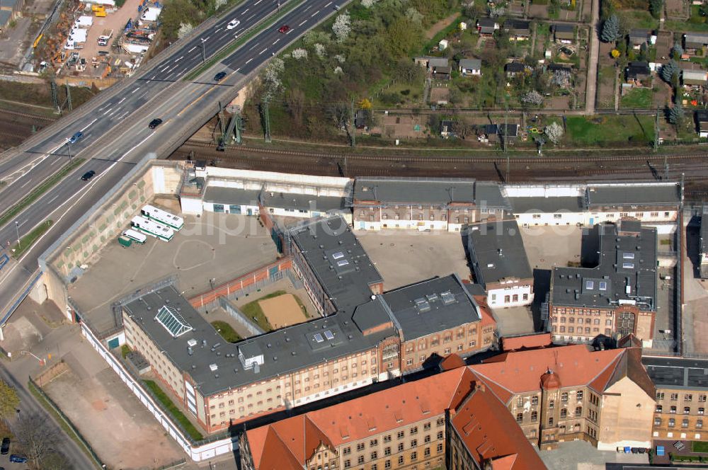 MAGDEBURG from the bird's eye view: Blick auf die Justizvollzugsanstalt (JVA) Magdeburg und das Landgericht Magdeburg. Das Landgericht Magdeburg ist ein Gericht der ordentlichen Gerichtsbarkeit und eines von vier Landgerichten im Bezirk des Oberlandesgerichts Naumburg, dem einzigen Oberlandesgerichtsbezirk des Bundeslandes Sachsen-Anhalt. Es hat seinen Sitz in der Landeshauptstadt Magdeburg. Kontakt: Justizvollzugsanstalt Magdeburg, Halberstädter Str. 8a, 39112 Magdeburg; Postfach 18 61, 39008 Magdeburg, Tel. +49 (0)391 6 06 33 63, Fax +49 (0)391 6 06 34 09; Kontakt Landgericht Magdeburg: Halberstädter Str. 8, 39112 Magdeburg; Postfach 39 11 22, 39135 Magdeburg, Tel. +49 (0)391 606 0, Fax +49 (0)391 606 2069, e-mail: poststelle@lg-md.justiz.sachsen-anhalt.de