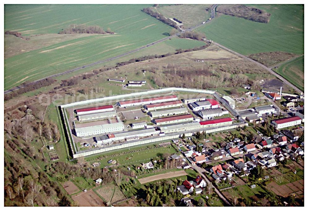 Aerial image EISLEBEN - Die Justizvollzugsanstalt verfügt über 381 Haftplätze (davon 23 im offenen Vollzug). Sie dient dem Vollzug von Freiheitsstrafe an männlichen Erwachsenen bis zu 4 Jahren und dem Vollzug von Abschiebungshaft. JVA: Justizvollzugsanstalt Volkstedt Abt. Eisleben Friedensstraße 40 06295 Lutherstadt Eisleben Telefon: (03475) 66766