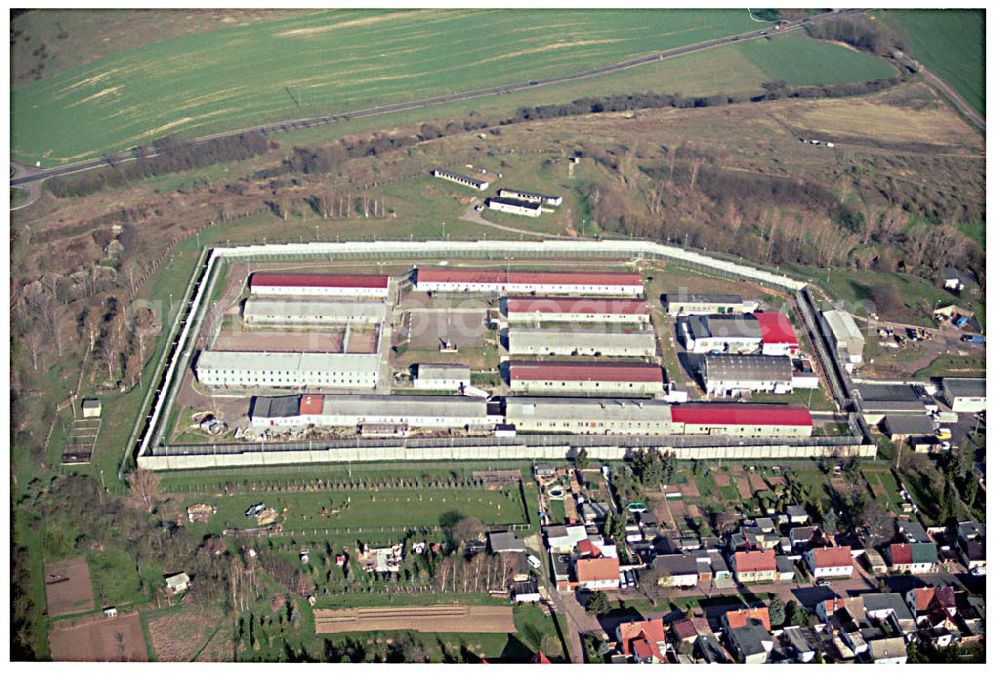 Aerial photograph EISLEBEN - Die Justizvollzugsanstalt verfügt über 381 Haftplätze (davon 23 im offenen Vollzug). Sie dient dem Vollzug von Freiheitsstrafe an männlichen Erwachsenen bis zu 4 Jahren und dem Vollzug von Abschiebungshaft. JVA: Justizvollzugsanstalt Volkstedt Abt. Eisleben Friedensstraße 40 06295 Lutherstadt Eisleben Telefon: (03475) 66766