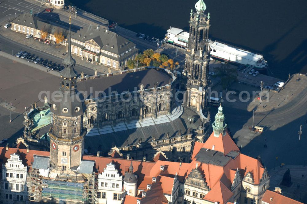 Dresden from above - Blick auf die katholische Hofkirche Sanctissimae Trinitatis ist Kathedrale des Bistums Dresden-Meißen sowie eine Stadtpfarrkirche Dresdens. Die Kirche wurde unter Kurfürst Friedrich August II. von Sachsen durch Gaetano Chiaveri von 1739 bis 1755 im Stil des Barocks errichtet. Im Jahr 1964 bereits zur Kon-Kathedrale („Mit-Kathedrale“) erhoben, wurde sie 1980 durch den Umzug des Bischofs von Bautzen nach Dresden zur Kathedrale des Bistums Dresden-Meißen. Als Hofkirche ist sie durch einen Übergang mit dem Residenzschloss verbunden und liegt am Altstädter Ufer unmittelbar an der Elbe. Baugeschichtlich entstand sie in etwa zeitgleich mit der Frauenkirche, die in etwa 300 Meter Entfernung den Neumarkt prägt.