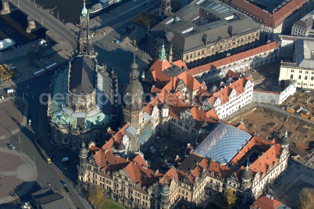 Dresden from the bird's eye view: Blick auf die katholische Hofkirche Sanctissimae Trinitatis und das Dresdner Schloss. Die Kirche wurde unter Kurfürst Friedrich August II. von Sachsen durch Gaetano Chiaveri von 1739 bis 1755 im Stil des Barocks errichtet. Im Jahr 1964 bereits zur Kon-Kathedrale („Mit-Kathedrale“) erhoben, wurde sie 1980 durch den Umzug des Bischofs von Bautzen nach Dresden zur Kathedrale des Bistums Dresden-Meißen. Als Hofkirche ist sie durch einen Übergang mit dem Residenzschloss verbunden. Das Dresdner Schloss, gehört zum Weltkulturerbe der UNESCO, es war das Residenzschloss des sächsischen Kurfürsten und ist eines der ältesten Bauwerke Dresdens. Baugeschichtlich ist das Gebäude sehr bedeutsam, da alle Stilrichtungen von Romanik bis Historismus ihre Spuren an dem Bauwerk hinterlassen haben. Kontakt: Landeshauptstadt Dresden, Presse- und Öffentlichkeitsarbeit, Rathaus, Dr.-Külz-Ring 19, 01067 Dresden, Tel. 0351 / 4882390,