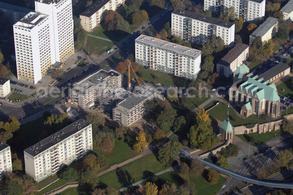 Magdeburg from above - die katholische Kriche St. Petri mit Wohngebäude und der Baustelle Vitanas Senioren Centrum. Adresse: Gemeindeverbund Magdeburg Ost, Kath. Pfarrvikarie St. Petri, Neustädter Str. 4, 39104 Magdeburg Tel.: 030391/ 5434095 Adresse: Jakobstraße 20, 39104 Magdeburg, Kontakt: Vitanas GmbH & Co. KGaA, Aroser Allee 68, 13407 Berlin Tel. 030 45605-0, Fax: 030 45605-151, E-Mail: info@vitanas.de,