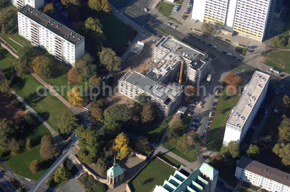 Magdeburg from the bird's eye view: die katholische Kriche St. Petri mit Wohngebäude und der Baustelle Vitanas Senioren Centrum. Adresse: Gemeindeverbund Magdeburg Ost, Kath. Pfarrvikarie St. Petri, Neustädter Str. 4, 39104 Magdeburg Tel.: 030391/ 5434095 Adresse: Jakobstraße 20, 39104 Magdeburg, Kontakt: Vitanas GmbH & Co. KGaA, Aroser Allee 68, 13407 Berlin Tel. 030 45605-0, Fax: 030 45605-151, E-Mail: info@vitanas.de,