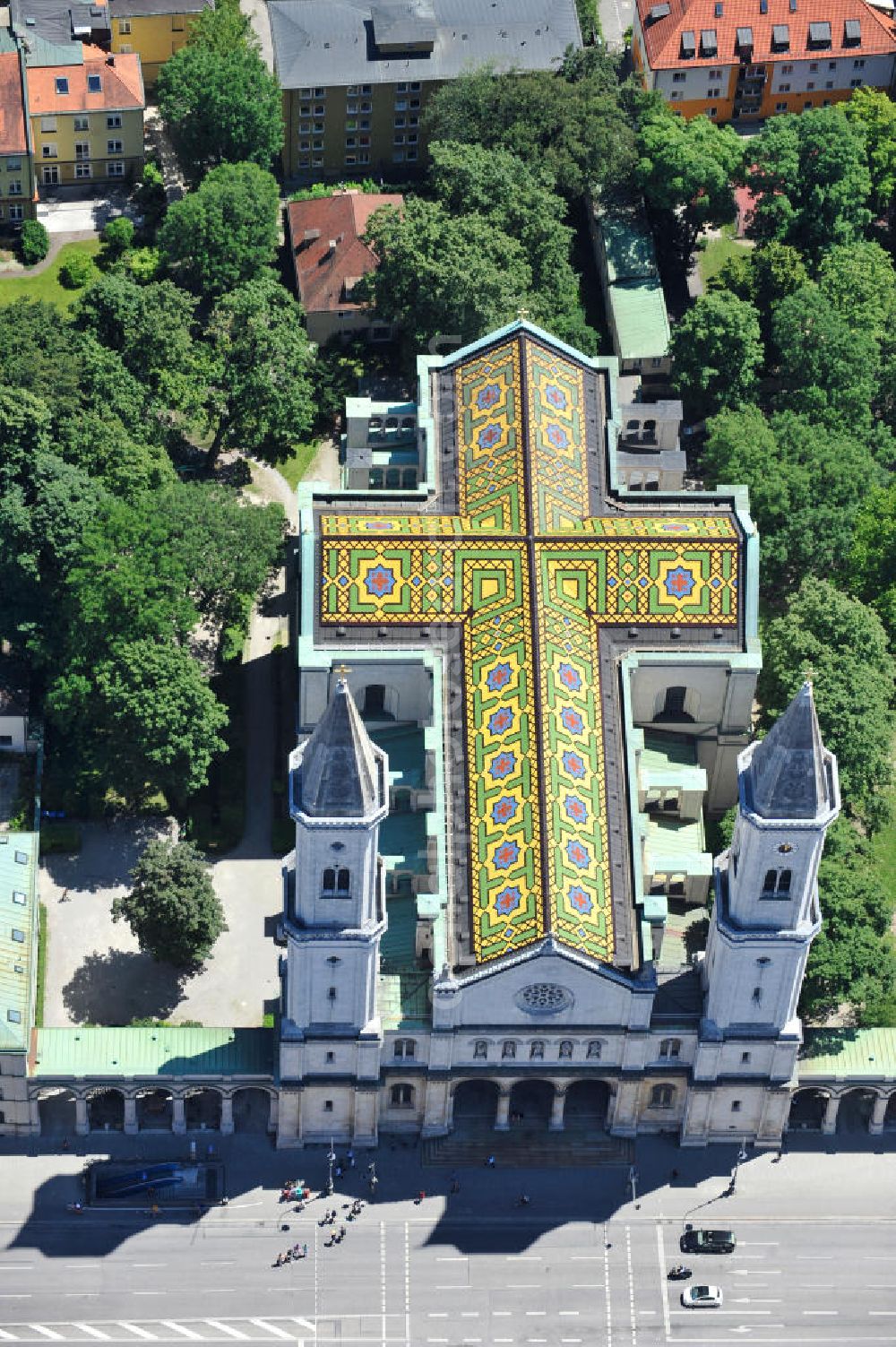 München from above - Die katholische Pfarr- und Universitätskirche St. Ludwig, genannt Ludwigskirche, an der Ludwigstraße in München. Das Gebäude ist der erste Monumentalkirchenbau im Rundbogenstil und besitzt das zweitgrößte Altarfresko der Welt. The Catholic Ludwigskirche at the Ludwigstrasse in Munich.