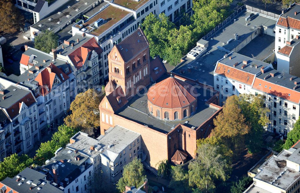 Berlin Steglitz from above - Die katholische Rosenkranz-Basilika an der Kieler Straße in Berlin-Steglitz. Sie wurde Ende des neunzehnten Jahrhunderts nach den Plänen von Christoph Hehl erbaut. The Catholic Rosenkranz basilica at the Kieler Strasse in Berlin-Steglitz.