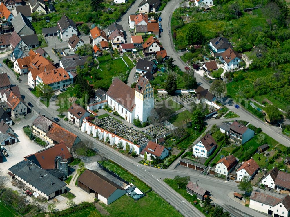 Altheim from above - The Church is an evangelical church in Altheim. The church was built as a fortified church. In 1696, new construction. She served as a model for similar buildings of its kind in the region. The construction is surrounded by a church wall