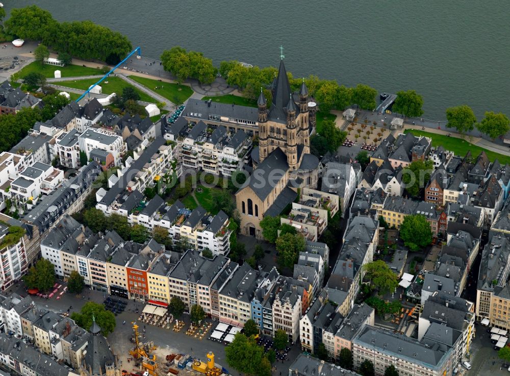 Aerial image Köln - The church Groß St. Martin at the Rhine riverbank in Cologne in the state of North Rhine-Westphalia. The church is one of twelve large romanic churches in the historic city center. It is closely surrounded by history influenced residential and business buildings of the 1970s and 1980s