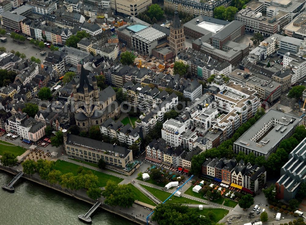 Aerial photograph Köln - The church Groß St. Martin at the Rhine riverbank in Cologne in the state of North Rhine-Westphalia. The church is one of twelve large romanic churches in the historic city center. It is closely surrounded by history influenced residential and business buildings of the 1970s and 1980s