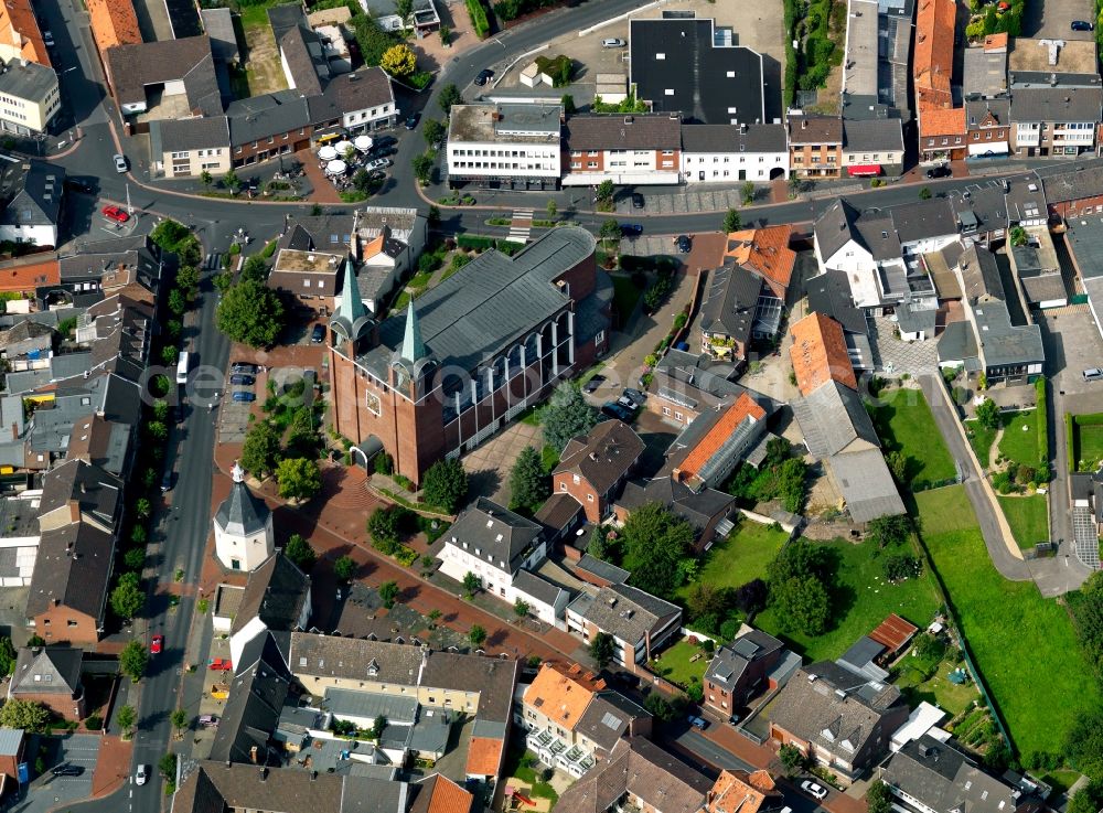 Aerial photograph Aldenhoven - The church of St. Martin is a Catholic parish church. Its construction is dated to the 16th century. It is built in the style gotichen. The church is centrally located at a traffic point of the village accounts