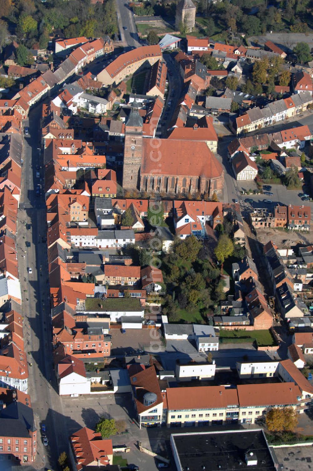 Aerial image Osterburg - Die Kirche St. Nikolai, im Hintergrund ist ein Turm erkennbar. Adresse: Ev. Pfarramt Osterburg (Altmark), Wasserstraße 12, 39606 Osterburg Tel.: 03937/ 82695