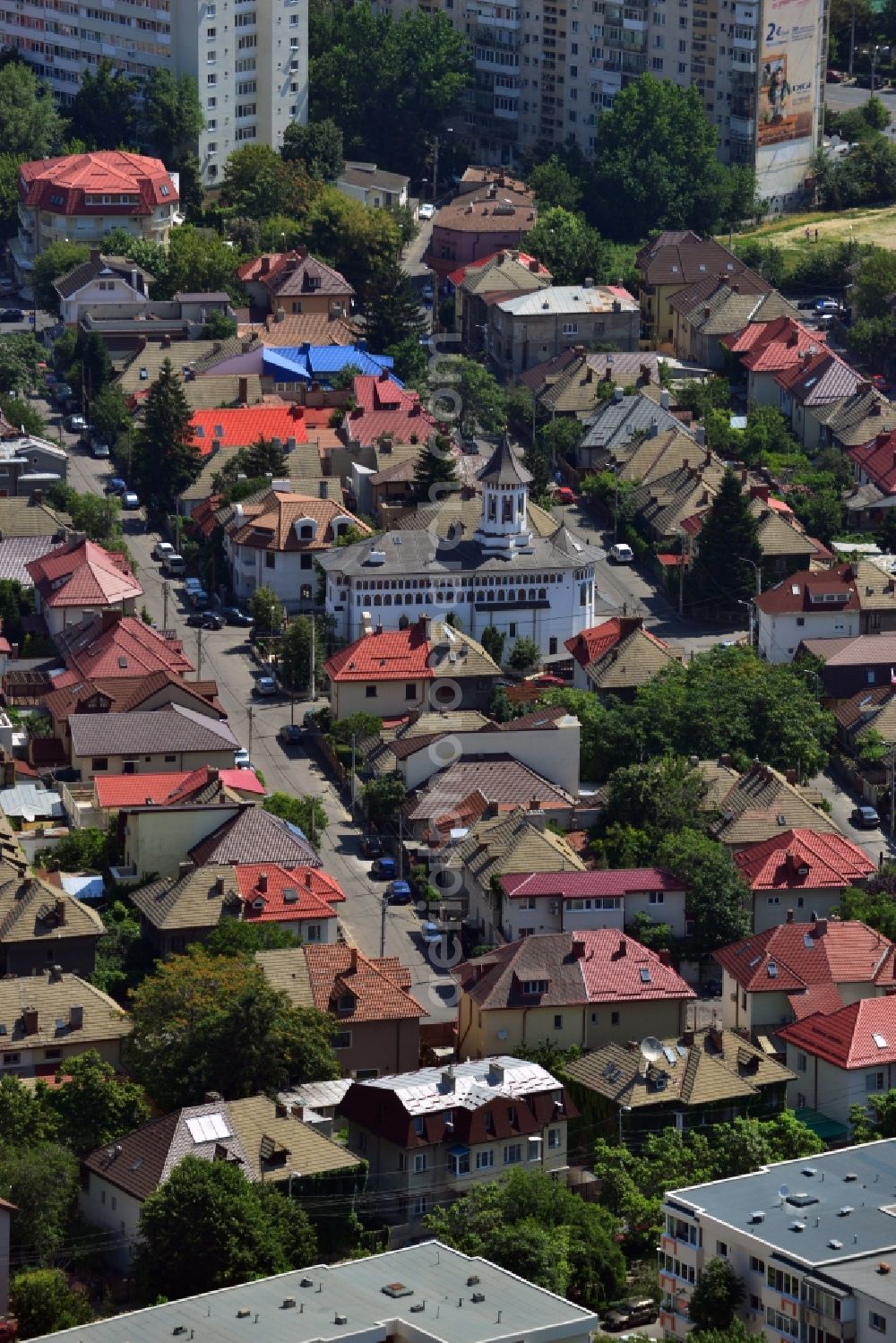 Aerial photograph Bukarest - The church of Sfantul Fanurie on Strada Cercelus in the Third Sector of the Romanian capital of Bucharest. The church is located in a residential area, surrounded by residential buildings and apartment blocks. It was built in 1932