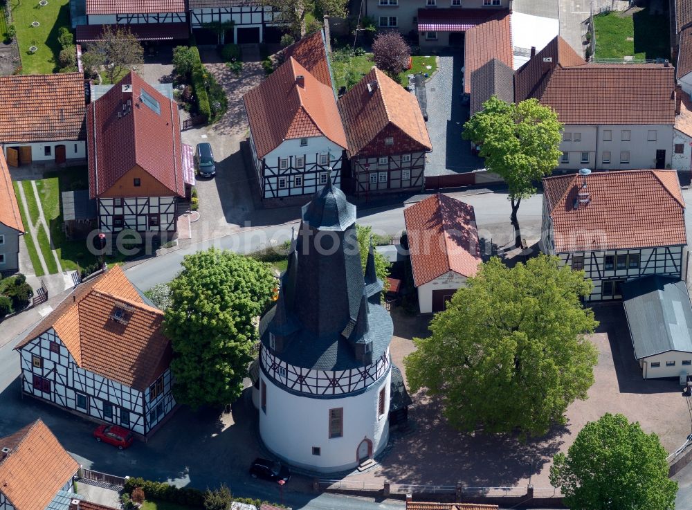 Aerial image Untersuhl - The round church Untersuhl because of its unique design is one of the most unusual churches in the Lutheran church Wartburg-Stiftung Eisenachkreis in Thuringia. It is located in the center of the listed place position in the district Untersuhl Gerst Unger