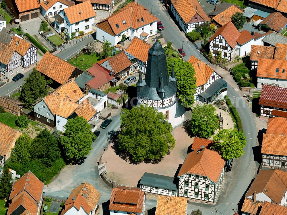 Aerial photograph Untersuhl - The round church Untersuhl because of its unique design is one of the most unusual churches in the Lutheran church Wartburg-Stiftung Eisenachkreis in Thuringia. It is located in the center of the listed place position in the district Untersuhl Gerst Unger