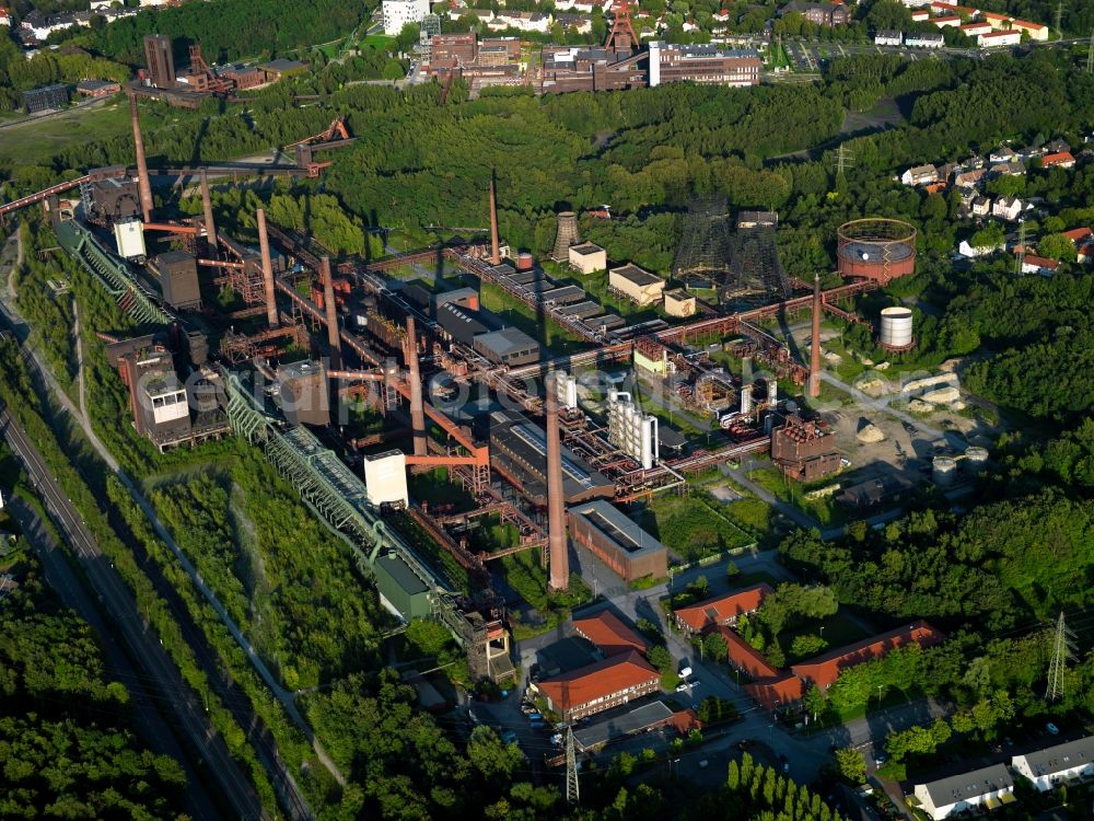 Aerial photograph Essen - The coke oven plant Zollverein in Essen in the industrial area of Ruhrgebiet in the state of North Rhine-Westphalia. The site was considered as the most modern in Europe and is UNESCO world heritage site today. Due to the steel crisis, the compound was closed and is a protected building today