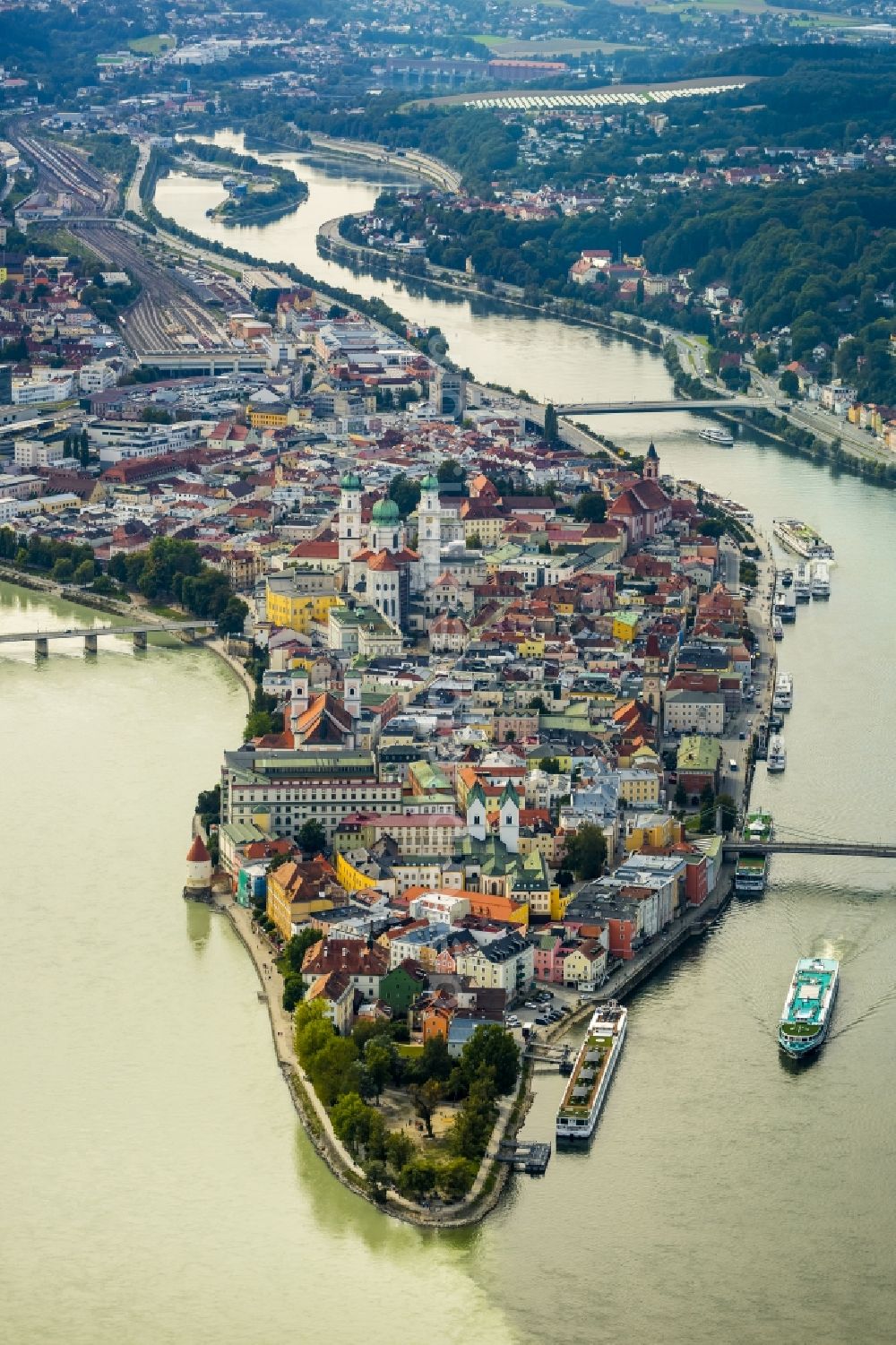 Aerial photograph Passau - The university town of Passau in the state of Bavaria. Because of the junction of the rivers Ilz, Inn and Danube, Passau is also called Three Rivers Town. Visible here is the pointed peninsula, which is surrounded by the Inn to the South and the Danube to the North. It is the site of the cathedral St. Stephan. The river Ilz joins the other two by running through the Untersolden part of the town