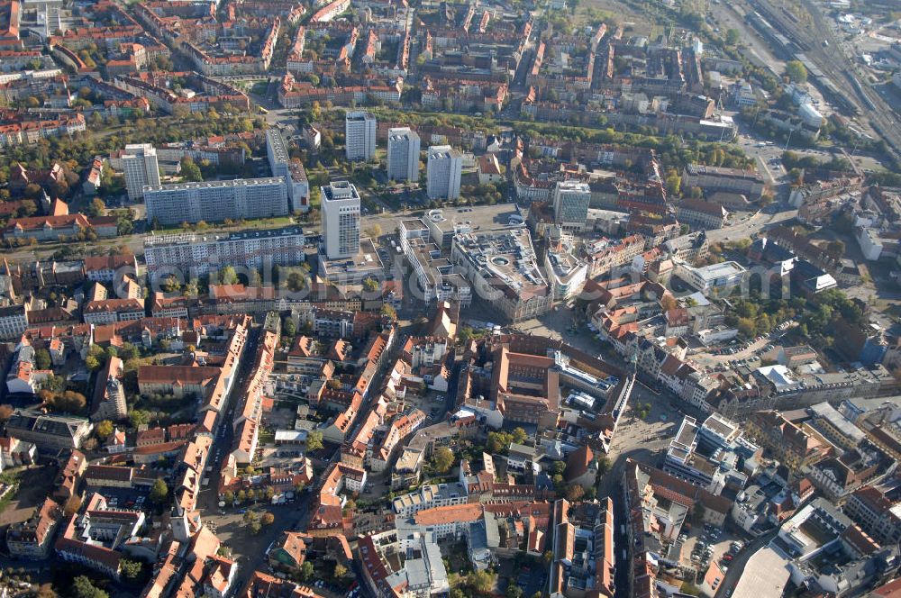 Aerial image Erfurt - Blick auf die Krämpferstraße. An der Straße befindet sich die Kaufmannskirche, die Einkaufsgalerie Anger 1 Erfurt, die Humboldt-Schule und das Kombinat Mikroelektronik Erfurt.