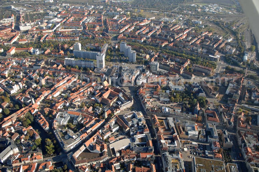 Aerial photograph Erfurt - Blick auf die Krämpferstraße. An der Straße befindet sich die Kaufmannskirche, die Einkaufsgalerie Anger 1 Erfurt, die Humboldt-Schule und das Kombinat Mikroelektronik Erfurt.