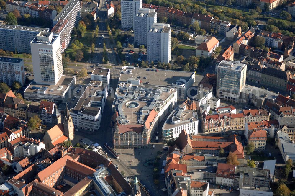 Erfurt from above - Blick auf die Krämpferstraße. An der Straße befindet sich die Kaufmannskirche, die Einkaufsgalerie Anger 1 Erfurt, die Humboldt-Schule und das Kombinat Mikroelektronik Erfurt.