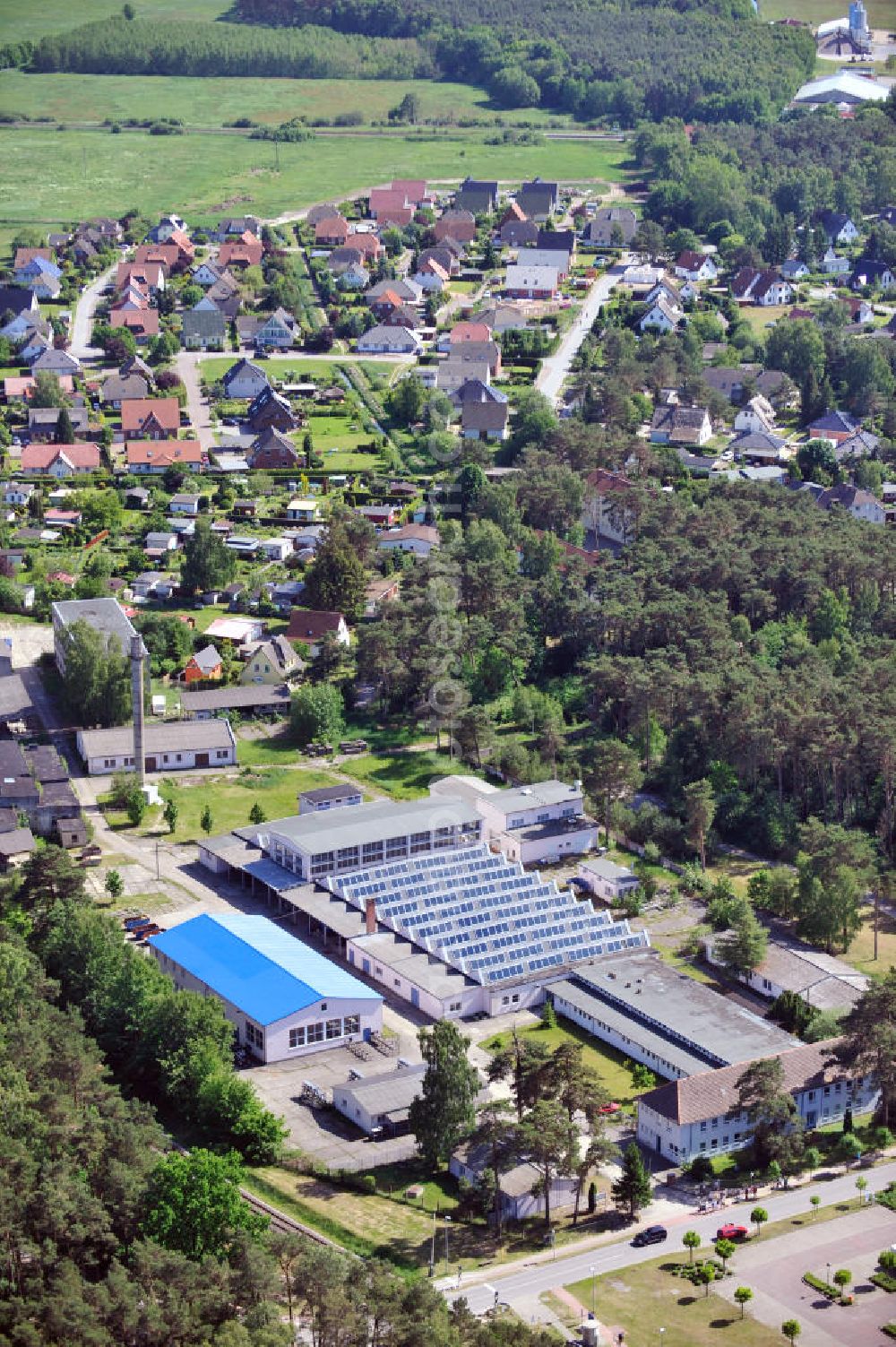Aerial photograph Trassenheide - View at the depot and production facility of mbt Maschinen- und Metallbau, a mechanical engineering enterprise that is specialized in manufacturing stainless steel. On the left are the railroad tracks of the flow line Ducherow–Heringsdorf–Wolgaster Fähre