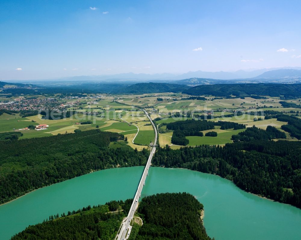 Aerial image Schongau - The Lech Valley Bridge and its surroundings in Schongau in the state of Bavaria. The bridge connects Schongau on the west shore of the river and Peiting on the East side. The building runs across the Lech barrier lake. The bridge accommodates the federal highways 17 and 472