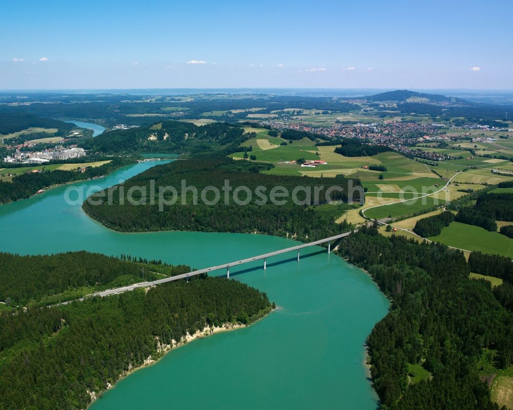 Aerial photograph Schongau - The Lech Valley Bridge and its surroundings in Schongau in the state of Bavaria. The bridge connects Schongau on the west shore of the river and Peiting on the East side. The building runs across the Lech barrier lake. The bridge accommodates the federal highways 17 and 472