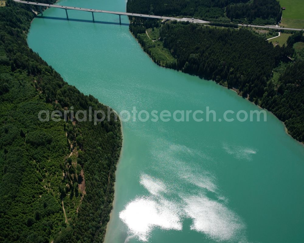 Aerial photograph Schongau - The Lech Valley Bridge and its surroundings in Schongau in the state of Bavaria. The bridge connects Schongau on the west shore of the river and Peiting on the East side. The building runs across the Lech barrier lake. The bridge accommodates the federal highways 17 and 472