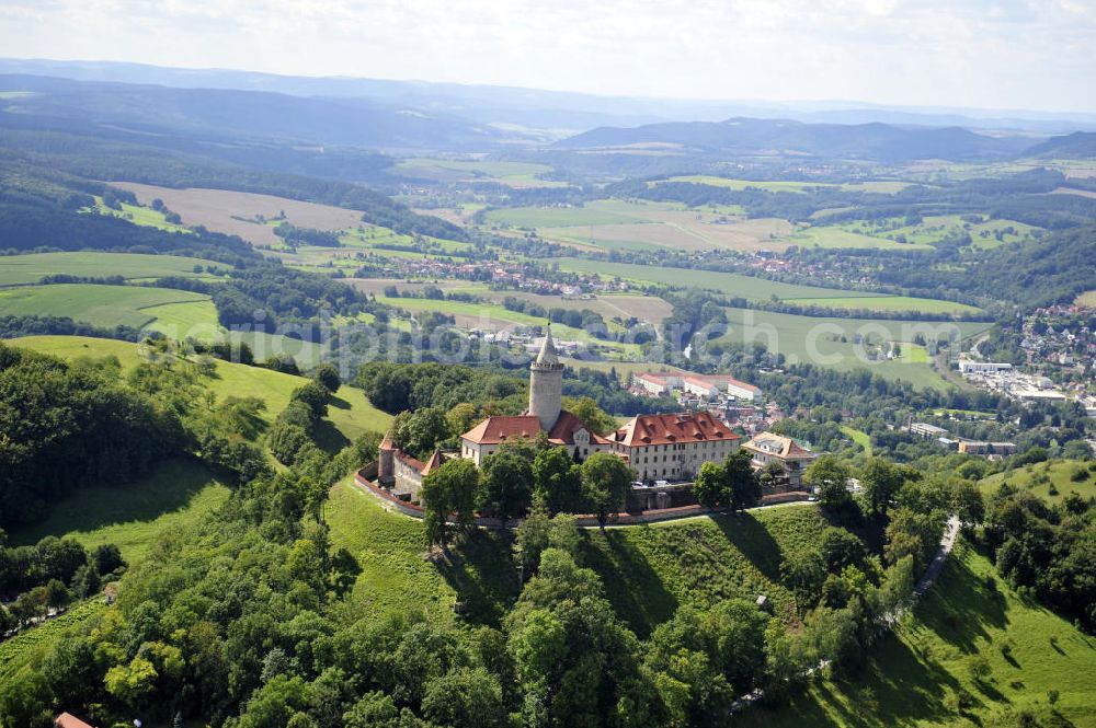 Seitenroda from above - Die Burg Leuchtenburg in Seitenroda bei Kahla im Thüringer Wald, Thüringen. Sie gilt als die Königin des Saaletals und liegt auf einem weithin sichtbaren Bergkegel auf einer Höhe von fast 400 Metern. Die Burg gehört der Stiftung Leuchtenburg. The castle Leuchtenburg in Seitenroda in the Thuringian Forest. It is considered as the Queen of the Saale valley and situated on large conical mountain peak at an altitude of almost 400 meters. It belongs to the foundation Leuchtenburg.