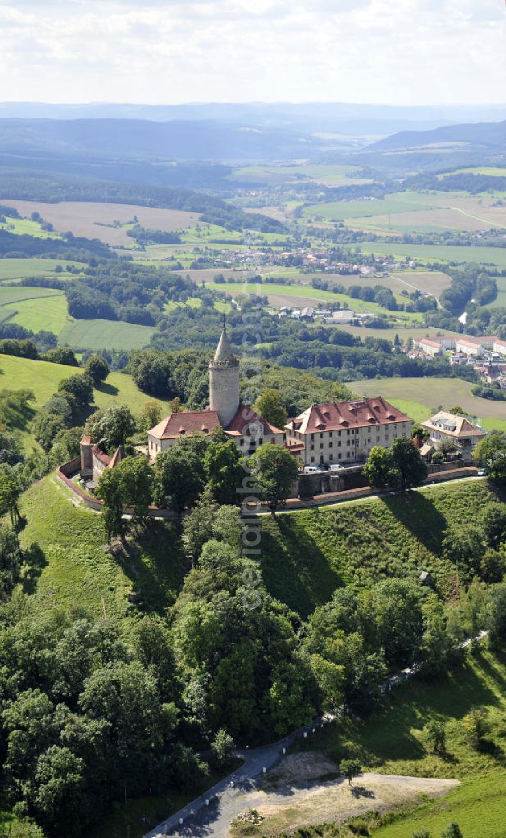 Seitenroda from the bird's eye view: Die Burg Leuchtenburg in Seitenroda bei Kahla im Thüringer Wald, Thüringen. Sie gilt als die Königin des Saaletals und liegt auf einem weithin sichtbaren Bergkegel auf einer Höhe von fast 400 Metern. Die Burg gehört der Stiftung Leuchtenburg. The castle Leuchtenburg in Seitenroda in the Thuringian Forest. It is considered as the Queen of the Saale valley and situated on large conical mountain peak at an altitude of almost 400 meters. It belongs to the foundation Leuchtenburg.