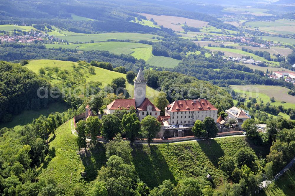 Aerial photograph Seitenroda - Die Burg Leuchtenburg in Seitenroda bei Kahla im Thüringer Wald, Thüringen. Sie gilt als die Königin des Saaletals und liegt auf einem weithin sichtbaren Bergkegel auf einer Höhe von fast 400 Metern. Die Burg gehört der Stiftung Leuchtenburg. The castle Leuchtenburg in Seitenroda in the Thuringian Forest. It is considered as the Queen of the Saale valley and situated on large conical mountain peak at an altitude of almost 400 meters. It belongs to the foundation Leuchtenburg.