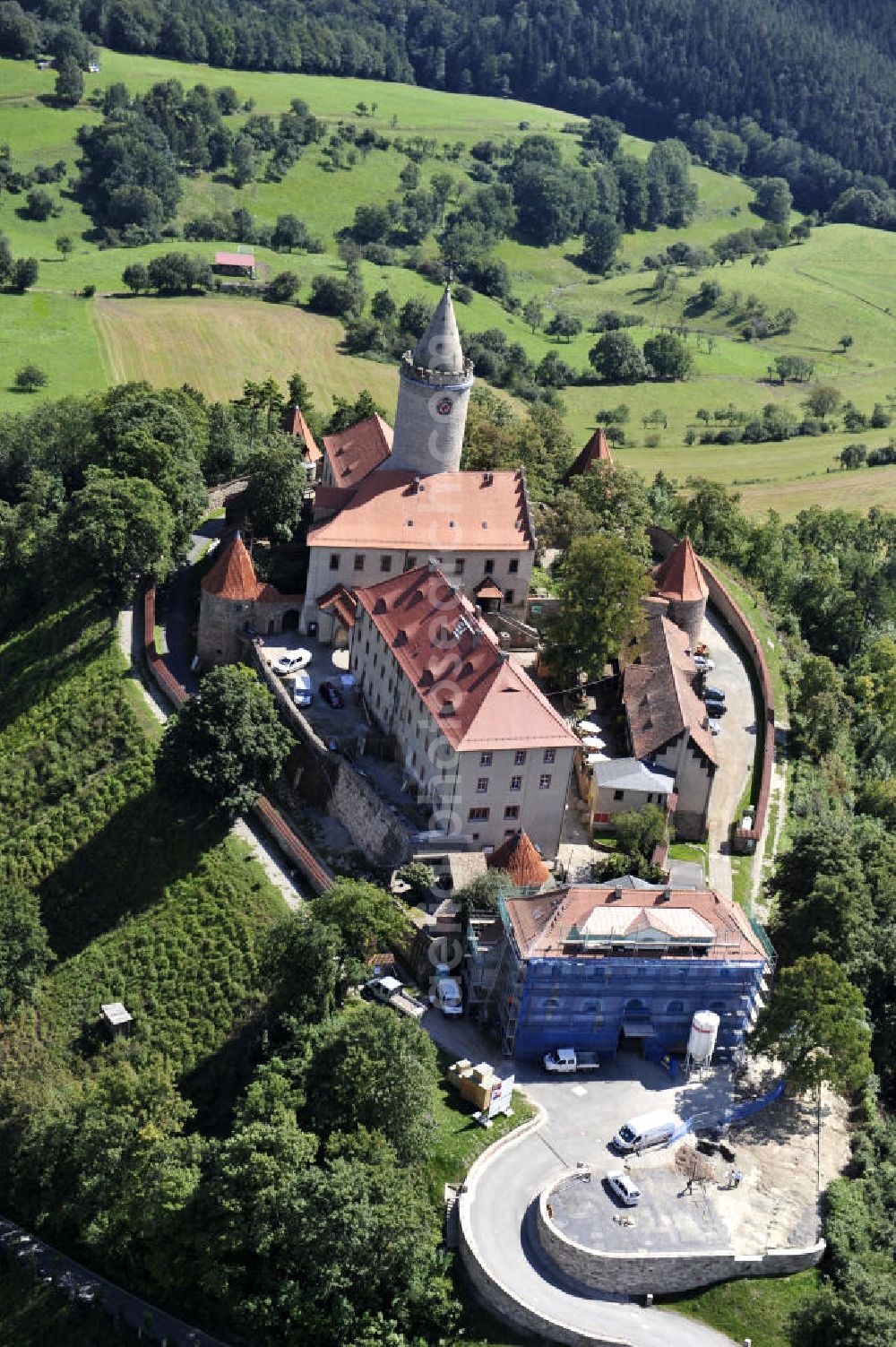 Aerial image Seitenroda - Die Burg Leuchtenburg in Seitenroda bei Kahla im Thüringer Wald, Thüringen. Sie gilt als die Königin des Saaletals und liegt auf einem weithin sichtbaren Bergkegel auf einer Höhe von fast 400 Metern. Die Burg gehört der Stiftung Leuchtenburg. The castle Leuchtenburg in Seitenroda in the Thuringian Forest. It is considered as the Queen of the Saale valley and situated on large conical mountain peak at an altitude of almost 400 meters. It belongs to the foundation Leuchtenburg.