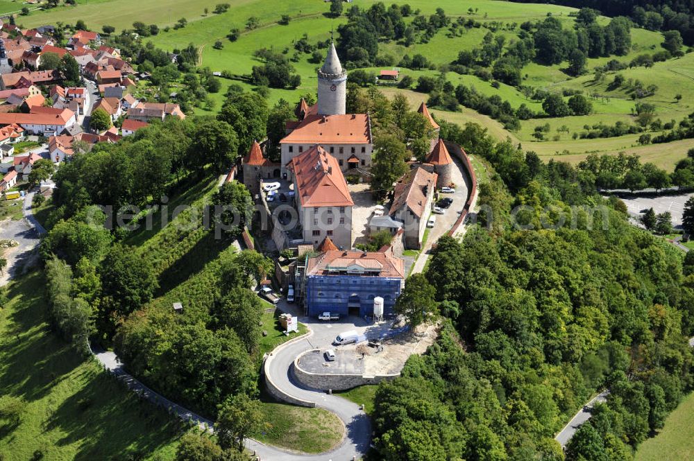 Aerial photograph Seitenroda - Die Burg Leuchtenburg in Seitenroda bei Kahla im Thüringer Wald, Thüringen. Sie gilt als die Königin des Saaletals und liegt auf einem weithin sichtbaren Bergkegel auf einer Höhe von fast 400 Metern. Die Burg gehört der Stiftung Leuchtenburg. The castle Leuchtenburg in Seitenroda in the Thuringian Forest. It is considered as the Queen of the Saale valley and situated on large conical mountain peak at an altitude of almost 400 meters. It belongs to the foundation Leuchtenburg.