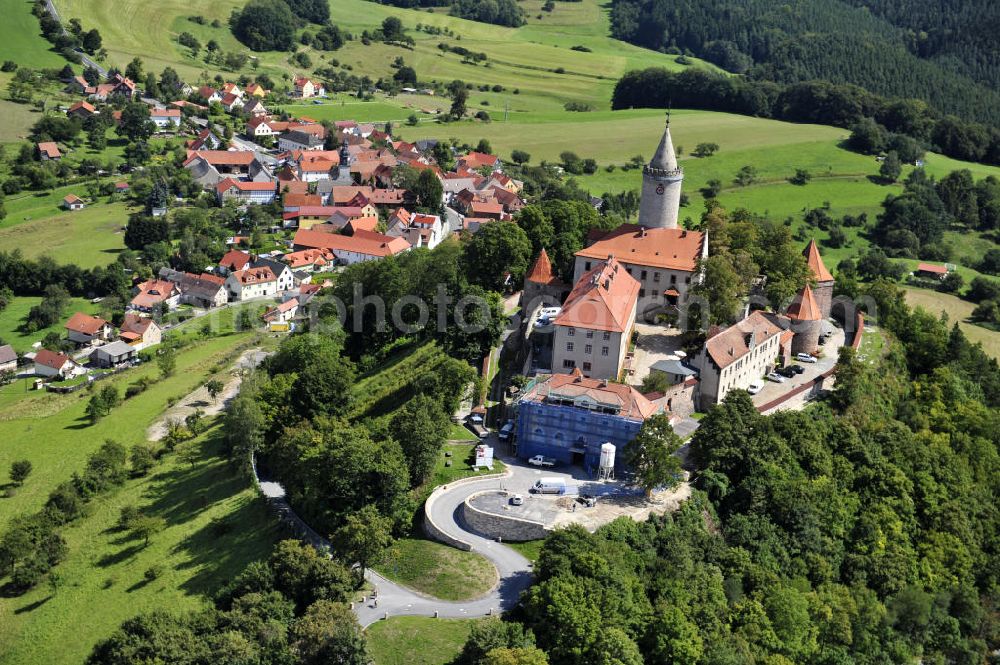 Seitenroda from above - Die Burg Leuchtenburg in Seitenroda bei Kahla im Thüringer Wald, Thüringen. Sie gilt als die Königin des Saaletals und liegt auf einem weithin sichtbaren Bergkegel auf einer Höhe von fast 400 Metern. Die Burg gehört der Stiftung Leuchtenburg. The castle Leuchtenburg in Seitenroda in the Thuringian Forest. It is considered as the Queen of the Saale valley and situated on large conical mountain peak at an altitude of almost 400 meters. It belongs to the foundation Leuchtenburg.