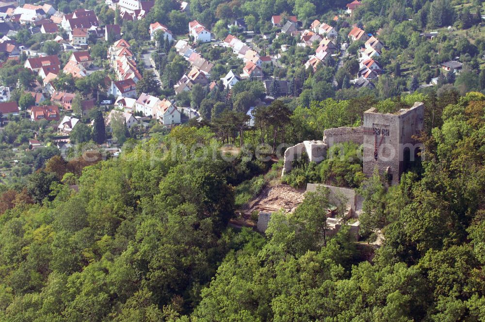 Aerial image JENA - Die Lobdeburg ist eine Burgruine bei Lobeda, einem Ortsteil von Jena.Den Namen Lobdeburg beanspruchen drei unterschiedliche Bauten, nämlich die obere, mittlere und untere Burg. Als eigentliche Lobdeburg wird die mittlere der drei Burgen angesehen.Die Lobdeburg wurde erstmals 1166 erwähnt. Errichtet wurde die Burg höchstwahrscheinlich durch die vom Kaiser als Ministerialen eingesetzten Herren von Auhausen, die die Burg nach dem Ort Lobeda benannten. Kurz darauf nannte sich der hier ansässige Zweig der Familie von Lobedeburg. 1185 wurde der Bau der Burg abgeschlossen. 1340 kam sie in den Besitz der Wettiner. 1450 eroberte Herzog Wilhelm von Sachsen die Burg im sächsischen Bruderkrieg. Bis 1591 war die Familie Puster im Besitz der Burg. Anschließend begann der Verfall der Anlage und die Steine wurden zum Bau der Saalebrücke bei Burgau verwandt.Seit 1912 gibt es die Lobdeburg-Gemeinde 1912 e.V. Der Verein kümmert sich um die Erhaltung und Sanierung der Burg sowie deren Umfeld.