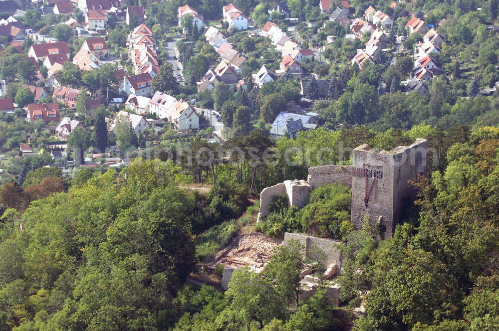 Aerial photograph JENA - Die Lobdeburg ist eine Burgruine bei Lobeda, einem Ortsteil von Jena.Den Namen Lobdeburg beanspruchen drei unterschiedliche Bauten, nämlich die obere, mittlere und untere Burg. Als eigentliche Lobdeburg wird die mittlere der drei Burgen angesehen.Die Lobdeburg wurde erstmals 1166 erwähnt. Errichtet wurde die Burg höchstwahrscheinlich durch die vom Kaiser als Ministerialen eingesetzten Herren von Auhausen, die die Burg nach dem Ort Lobeda benannten. Kurz darauf nannte sich der hier ansässige Zweig der Familie von Lobedeburg. 1185 wurde der Bau der Burg abgeschlossen. 1340 kam sie in den Besitz der Wettiner. 1450 eroberte Herzog Wilhelm von Sachsen die Burg im sächsischen Bruderkrieg. Bis 1591 war die Familie Puster im Besitz der Burg. Anschließend begann der Verfall der Anlage und die Steine wurden zum Bau der Saalebrücke bei Burgau verwandt.Seit 1912 gibt es die Lobdeburg-Gemeinde 1912 e.V. Der Verein kümmert sich um die Erhaltung und Sanierung der Burg sowie deren Umfeld.